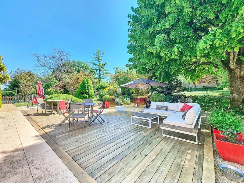 Maison - 350 m² - 10 pièces