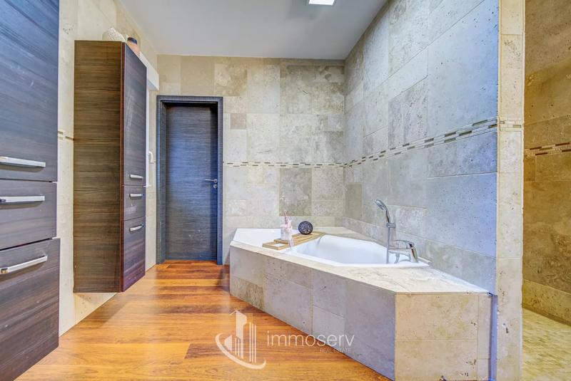 Maison - 240 m² - 7 pièces