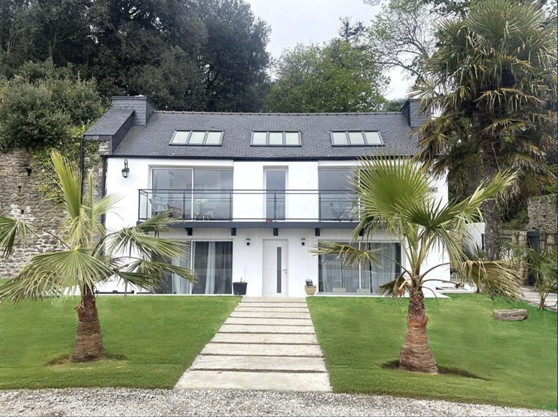 Maison - 280 m² - 9 pièces