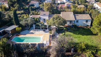 Demeure - 219 m² - 9 pièces