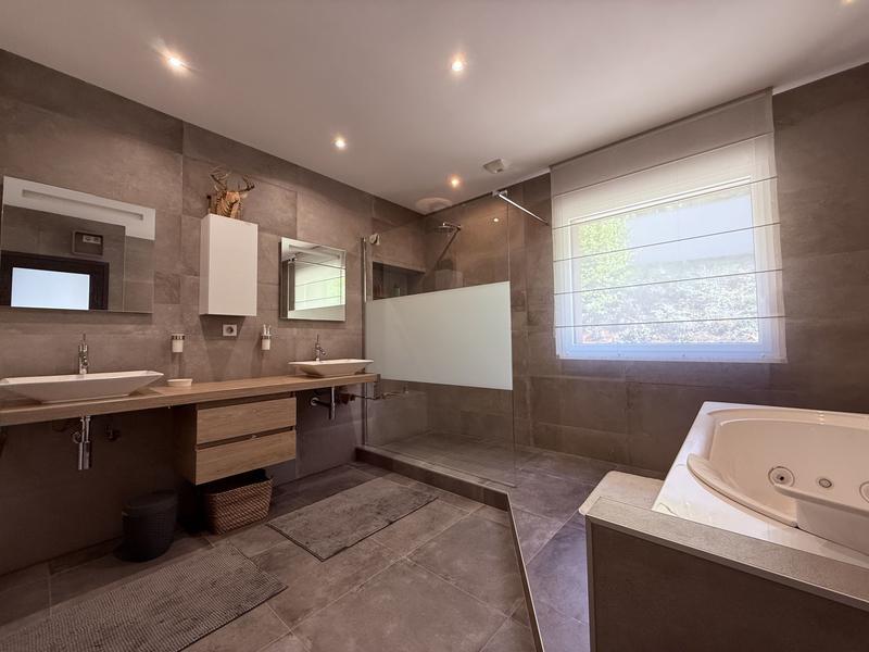 Maison - 218 m² - 6 pièces