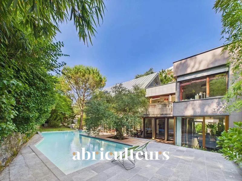 Maison - 316 m² - 9 pièces