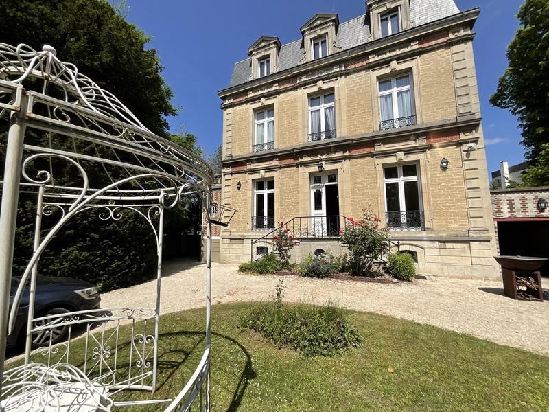 Maison - 252 m² - 9 pièces