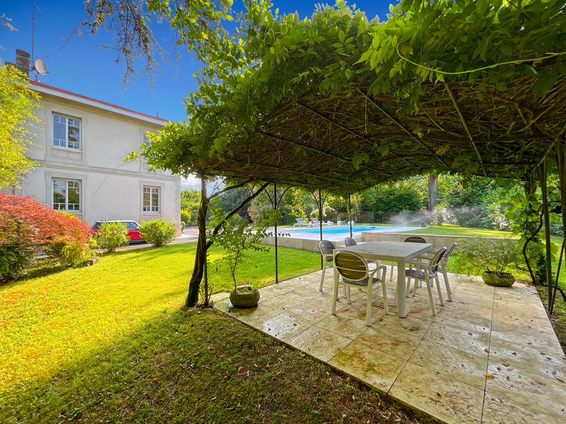 Maison - 215 m² - 8 pièces