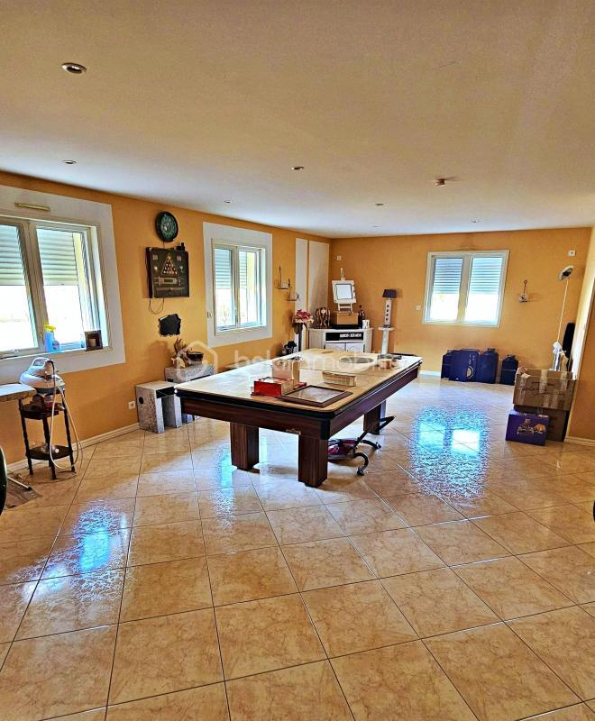 Maison traditionnelle - 230 m² - 7 pièces