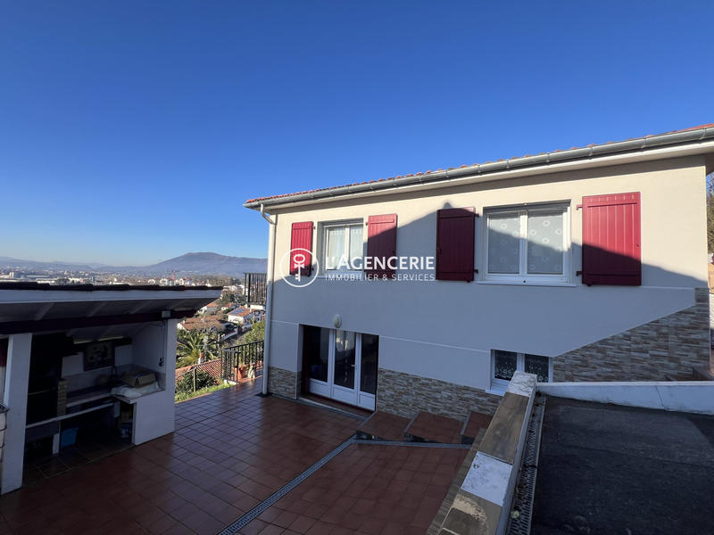 Maison - 250 m² - 8 pièces