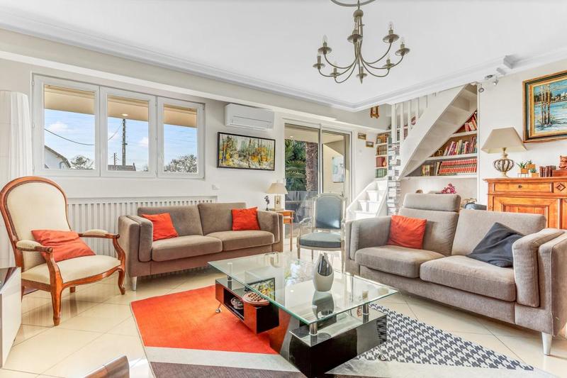 Maison - 238 m² - 11 pièces