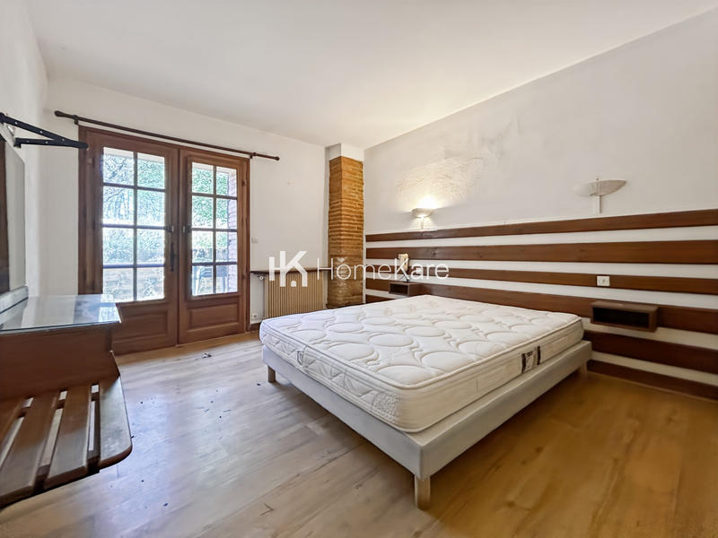 Maison - 1 460 m² - 40 pièces