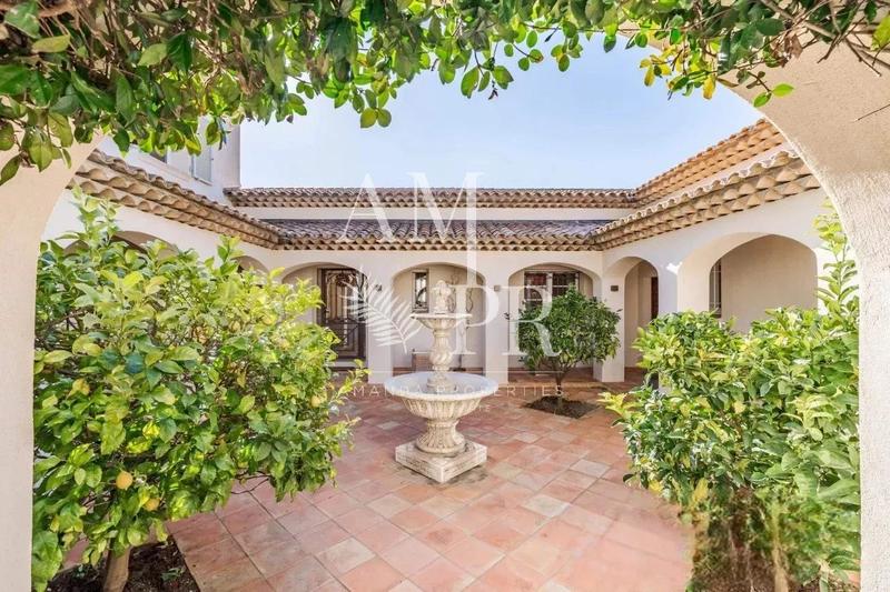 Villa - 555 m² - 10 pièces