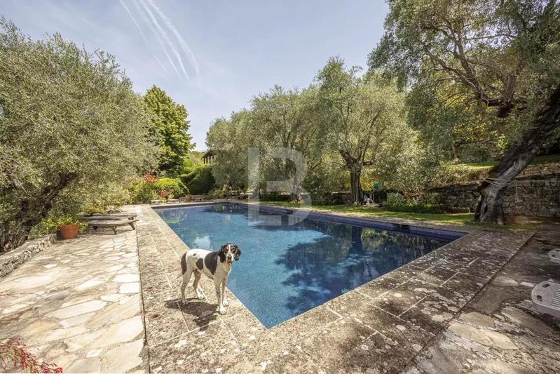 Villa - 368 m² - 10 pièces