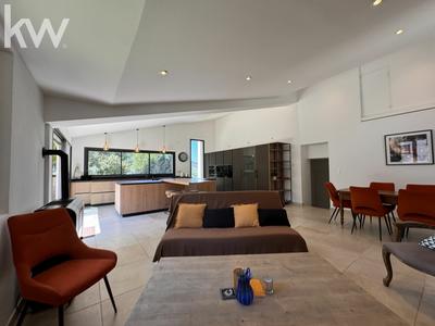 Maison - 230 m² - 6 pièces