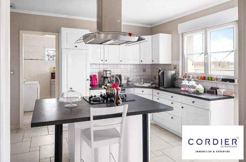 Maison - 181 m² - 8 pièces