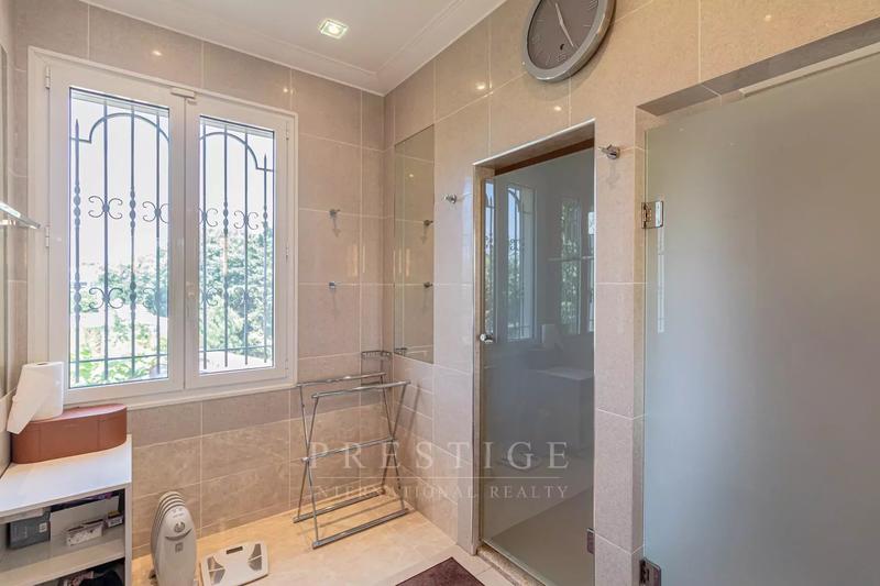 Maison - 246 m² - 6 pièces