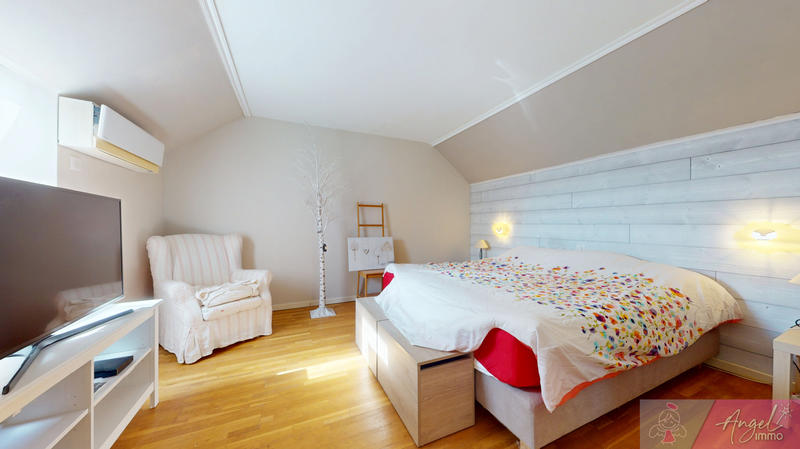 Maison - 230 m² - 9 pièces