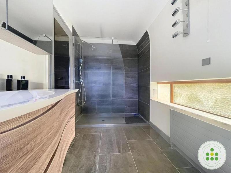 Maison - 330 m² - 8 pièces