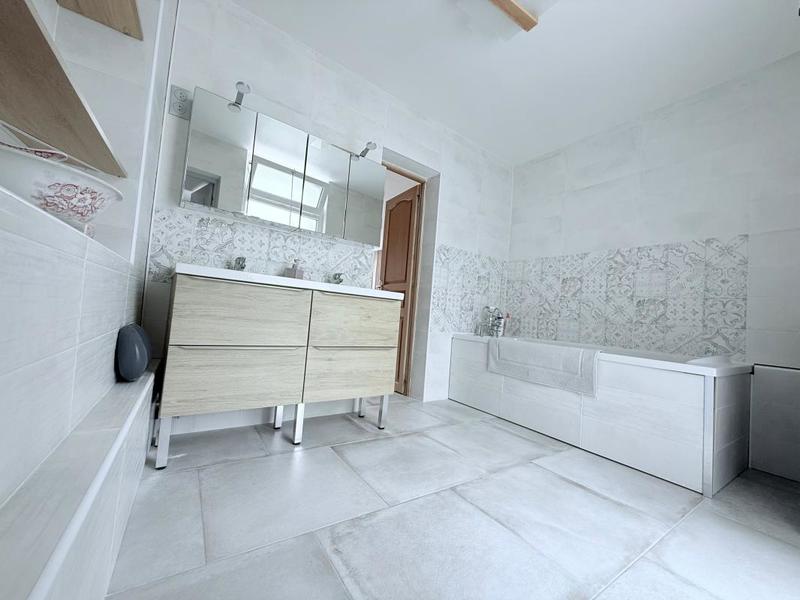 Maison - 210 m² - 6 pièces