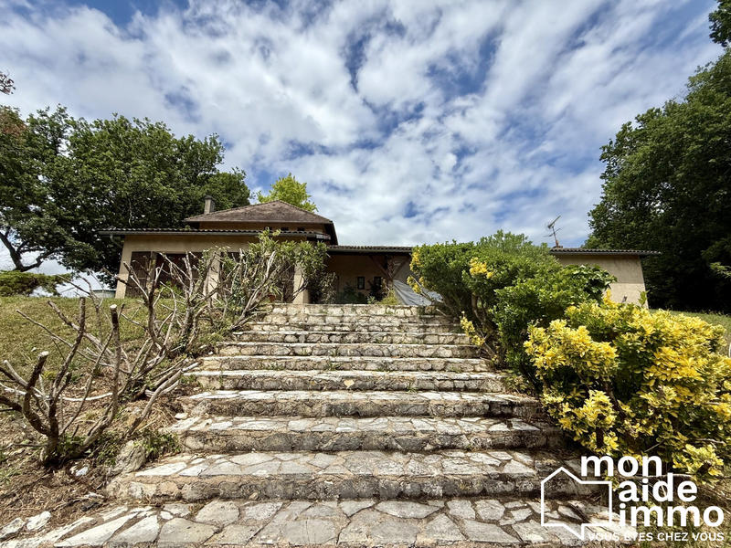 Maison - 240 m² - 8 pièces