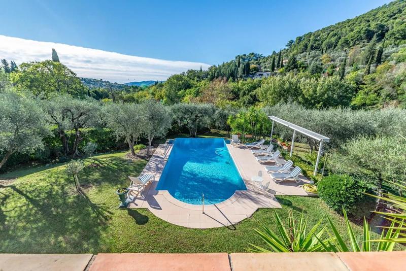 Propriété - 310 m² - 6 pièces