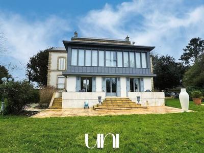 Maison - 200 m² - 8 pièces