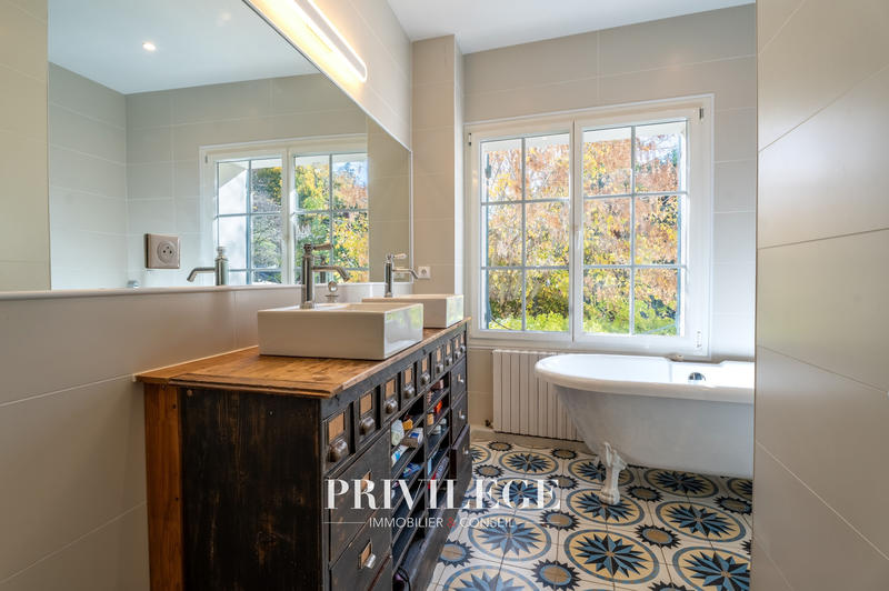 Maison - 310 m² - 9 pièces