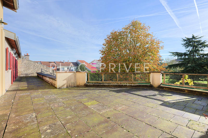 Maison - 375 m² - 10 pièces