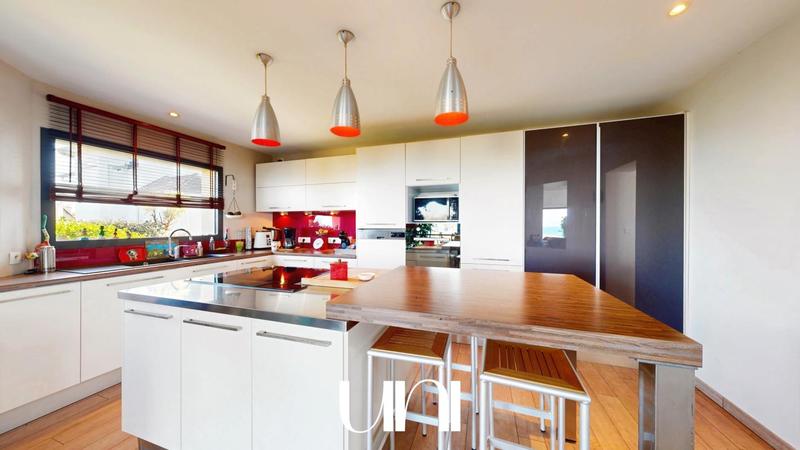 Maison - 237 m² - 7 pièces