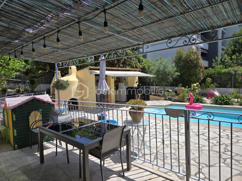 Villa - 300 m² - 8 pièces