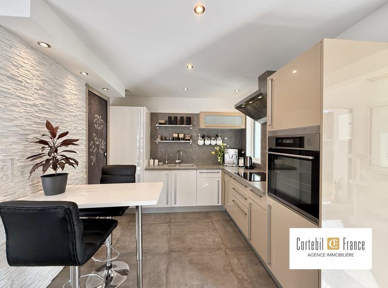 Villa - 277 m² - 9 pièces