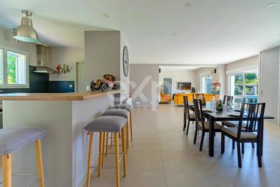 Maison - 180 m² - 8 pièces