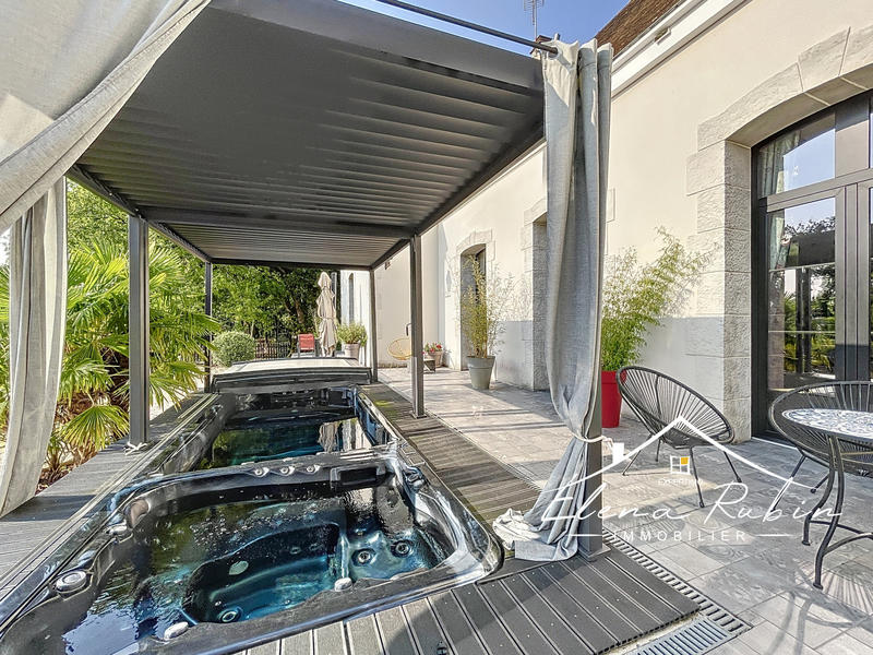 Propriété - 378 m² - 12 pièces