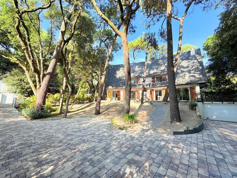 Maison - 201 m² - 8 pièces