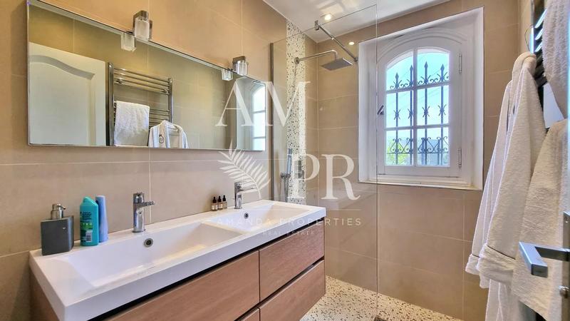 Villa - 250 m² - 8 pièces