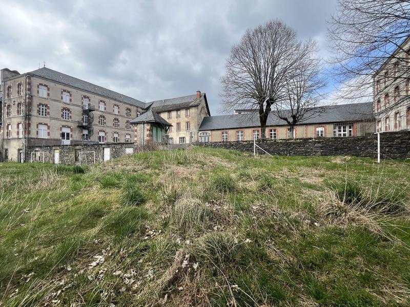 Maison - 1 100 m² - 30 pièces