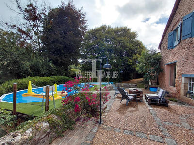 Maison - 230 m² - 8 pièces