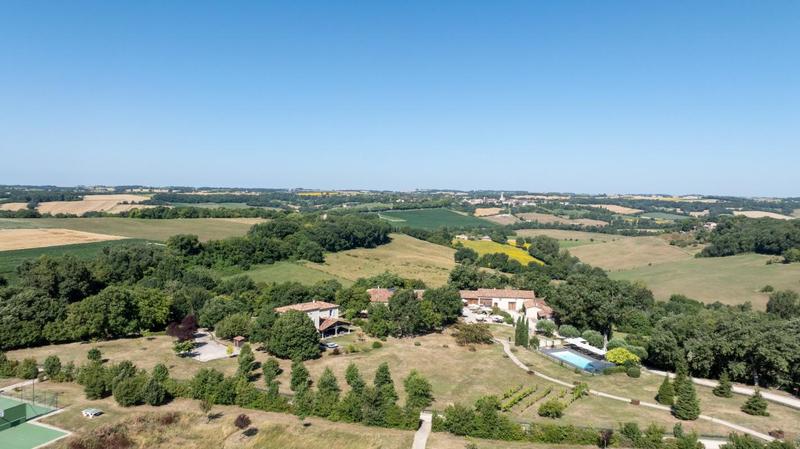 Maison - 1 000 m² - 22 pièces