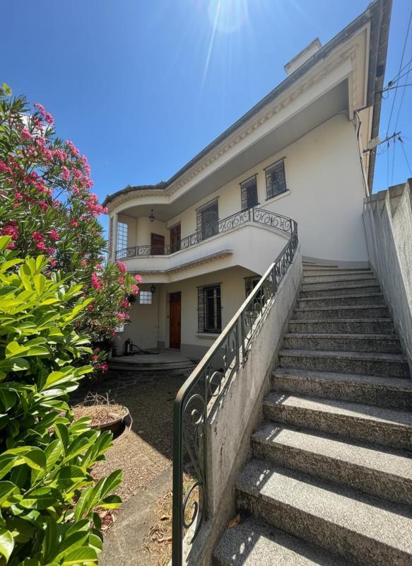 Maison - 402 m² - 16 pièces