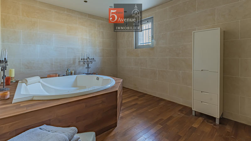 Maison - 400 m² - 8 pièces