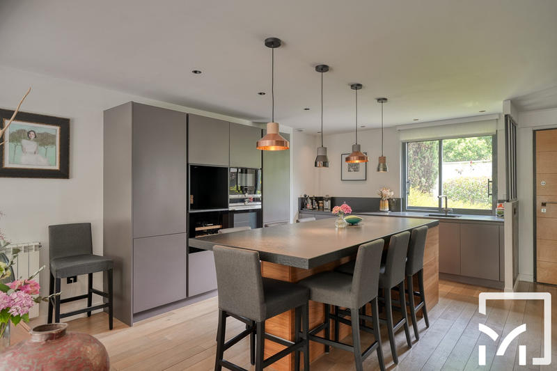 Maison - 180 m² - 7 pièces