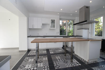 Maison - 240 m² - 9 pièces