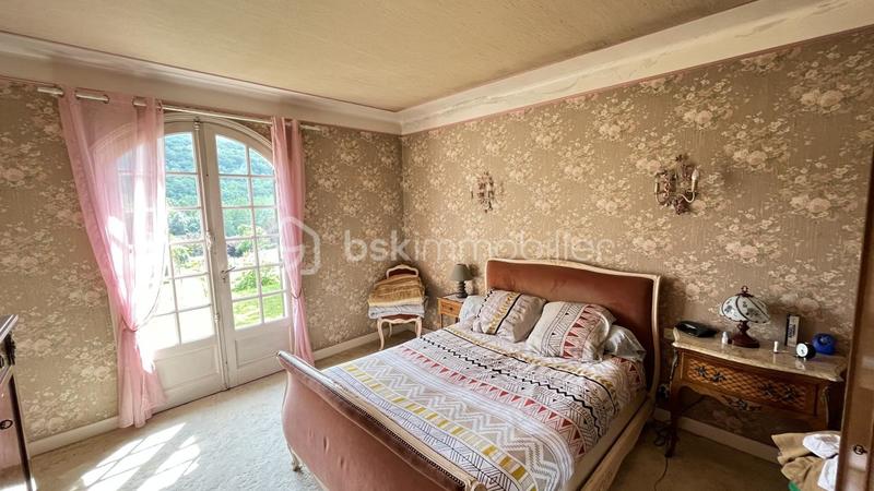 Maison traditionnelle - 198 m² - 7 pièces