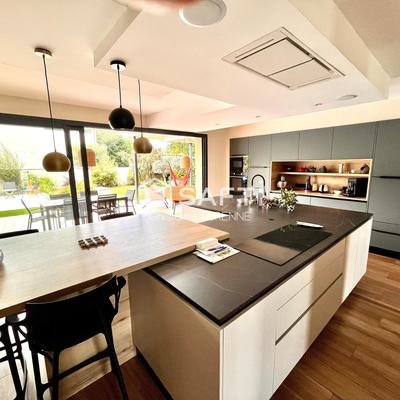 Maison - 305 m² - 8 pièces