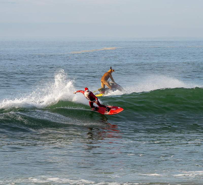 Le Père noël prend la vague ● Noël 2025