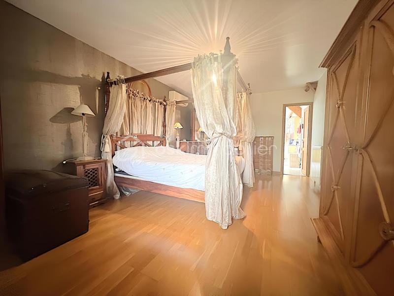 Demeure - 250 m² - 7 pièces