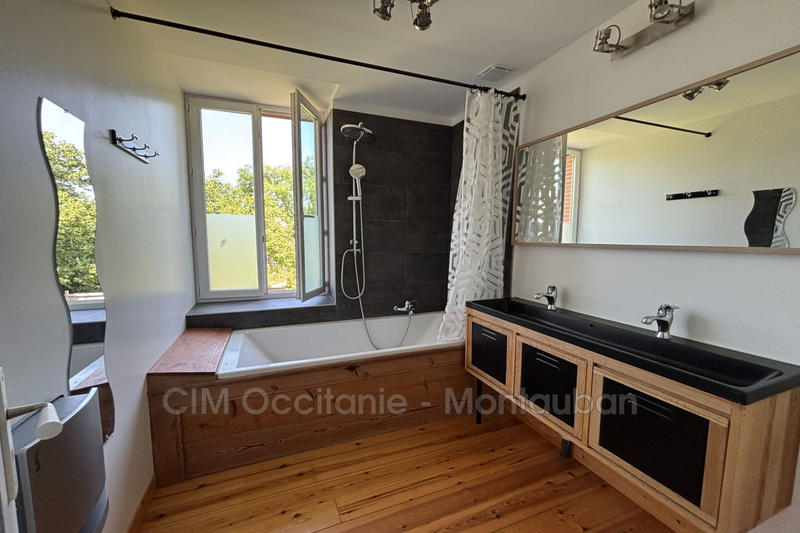 Maison - 1 555 m² - 10 pièces