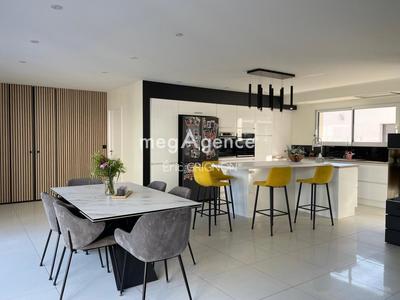 Maison - 245 m² - 6 pièces