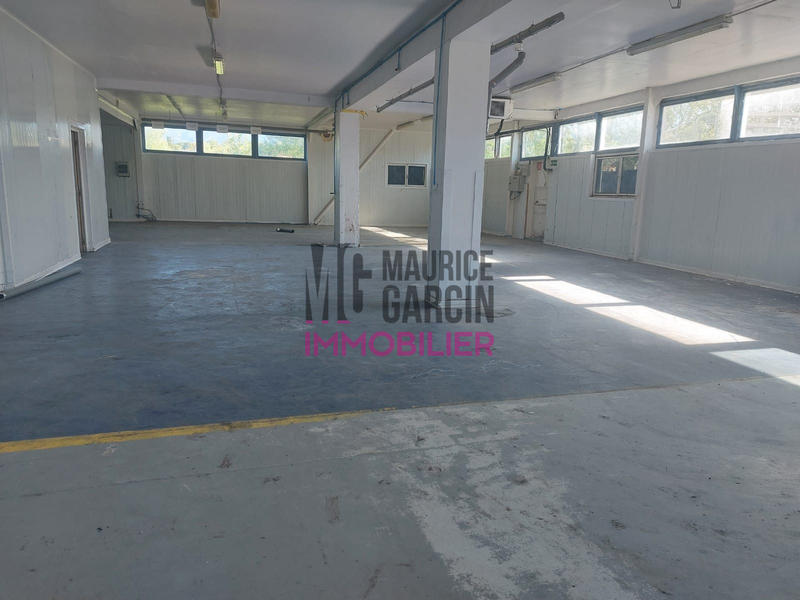 Entrepôt - 1 500 m²