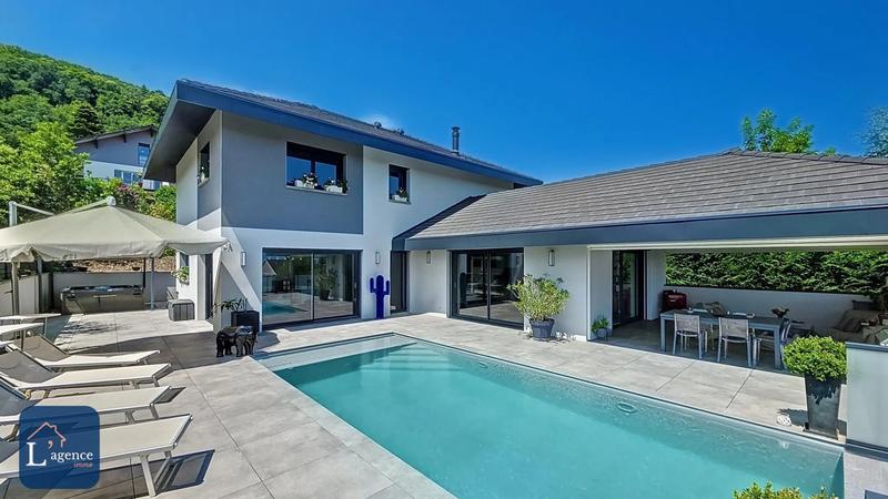 Maison - 304 m² - 8 pièces