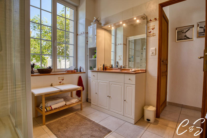 Maison - 219 m² - 8 pièces