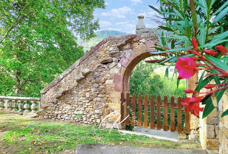 Maison - 2 524 m² - 50 pièces