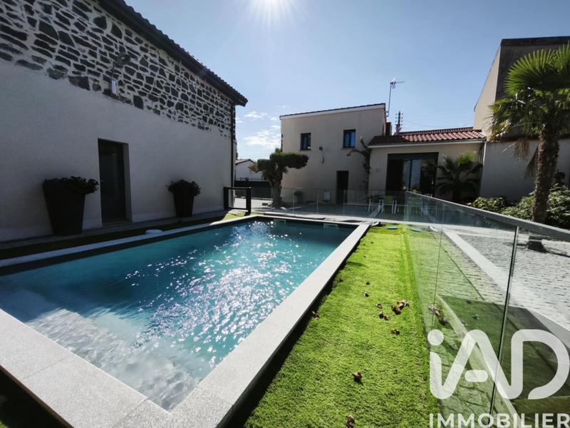 Maison - 300 m² - 10 pièces